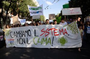 Dei giovani italiani fanno uno sciopero globale contro il cambiamento climatico.